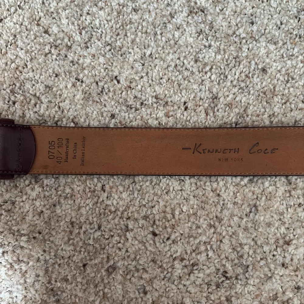 Excellent condition Kenneth Cole belt!